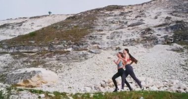 Büyük taşlar ile dağ yolunda çalışan bayanlar, uygun organları ile kadınlar ve onların egzersiz yapıyor büyük görünümlü