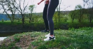 O kablosuz airpods çıkarmak ve her sohbet etmeye başlamak rahat bir zaman için biraz durdu sonra yeşil alan üzerinden çalışan bir spor uzun saçlı iki esmer bayanlar