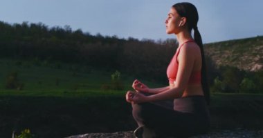 Yoga egzersizleri meditasyon yapıyor Amazing bayan o rahat duygu güzel bir manzara ortasında doğada pozlar