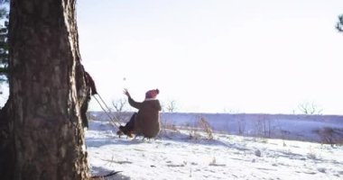 Kış zamanı çekici genç çift o ona kar topu ile erkek arkadaşı ise bir yolculuk var bayan için bir kızak kullanarak birlikte eğlenceli bir zaman var