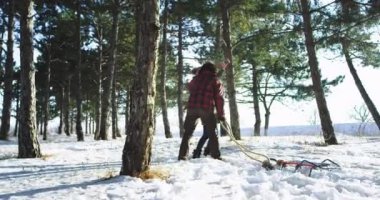 Karlı bir orman çiftinin ortasında komik selfie'ler zamanı, zor bir kış gününde ormanda yürürken birlikte fotoğraf çekerek harika vakit geçiriyorlar.