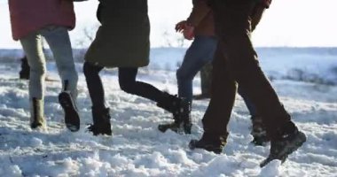 Zor bir kış gününde ormanda karlı alanda çocuklar ve bayanlar bir yürüyüş grubu Closeup ayrıntıları