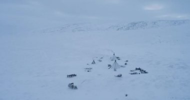 Sibirya'da yurtlar ile büyük bir alanın tepesinden drone video çekmek, orada dizginler ile yaşayan insanlar. kırmızı destan vurdu. 4k