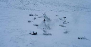 Yurtlar ve şaşırtıcı manzara Arctic video alarak yüksek üst drone Gönderen.