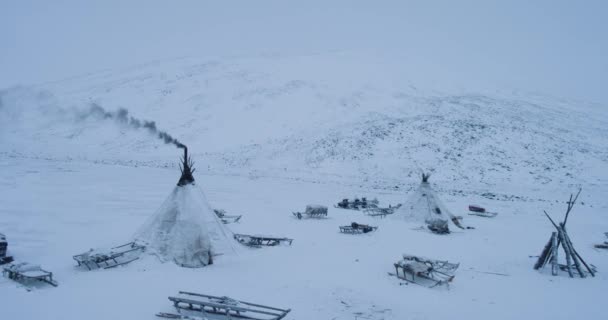 Vastleggen vanaf de top met drone een kamp van yurts in Yamal veel slee buiten de yurts geweldig uitzicht. — Stockvideo