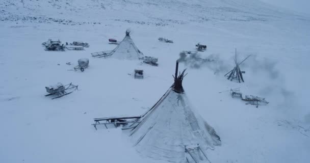 Maravilloso video de captura de drones desde lo alto de las yurtas en medio de la tundra en el Ártico . — Vídeos de Stock