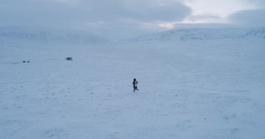 Yamal benim kürk geleneksel giysiler içinde çalışan adam , inanılmaz drone gelen yurtlar yakalama.