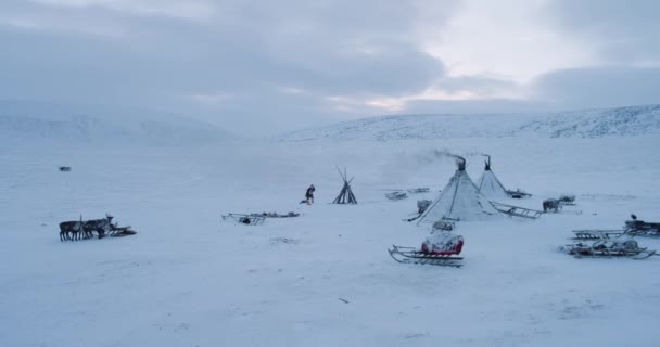 Légifelvételek a yurts tábor a Yamal, a kemény téli időben. lövés a piros epikus — Stock videók