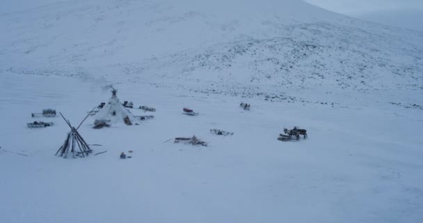 Drone fånga video av tundra i Sibirien fantastisk utsikt över jurt camp, hur människor som lever i mitten fältet full av snö. — Stockvideo