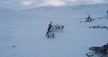 Büyük Kuzey kutup tundra içinde yaşayan insanlar, yurts akşam nasıl kamp yakalama alanında.