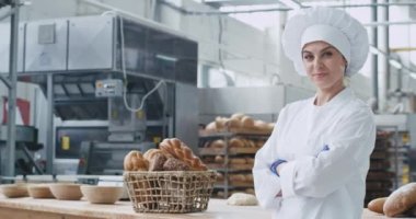 Çekici kadın fırıncı ticari büyük gülümseme bir fırın sektöründe kamera closeup şık fırın üniformagiyen düz görünümlü
