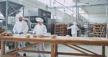 Büyük bir fırın sanayi sanayi makinesi fırıncılar ekmek için hamur hazırlama masada çalışan büyük yakalama video