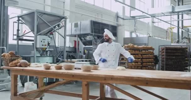Panadería fábrica bailando carismático panadero maduro en la cocina comercial que feliz disfrutando del tiempo con un elegante uniforme — Vídeos de Stock