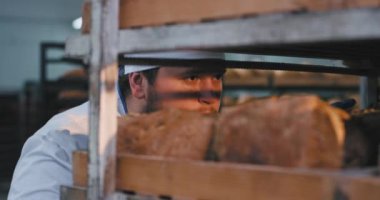 Bir fırında ekmek taze kokusu zevk ve raftan biraz ekmek almak ve gitmek bir üniforma karizmatik komik büyük fırıncı