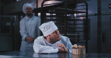 Sakallı iki kendinden geçmiş yakışıklı görünümlü fırıncı erkekler, onlar glee ile dolu olarak bu ilahi görünümlü doğum günü pastası şımartın