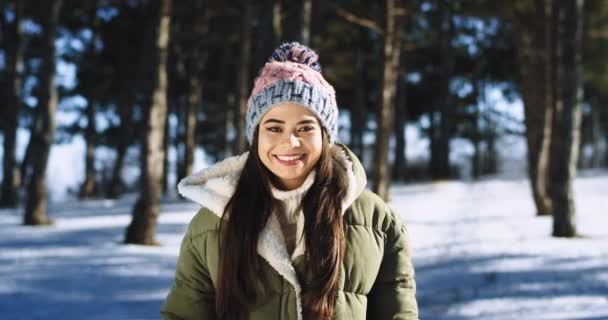 Mulher asiática na frente da câmera sorrindo grande e sentindo-se animado em um dia difícil de inverno — Vídeo de Stock