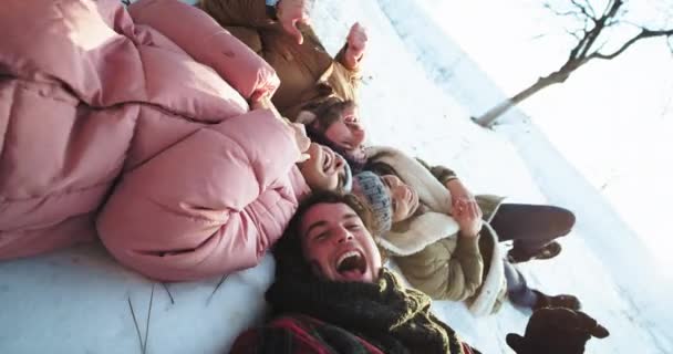 Multiethnische Gruppe von Freunden machen ein Selfie-Video, auf dem sie sich auf den Boden legen und machen ein lustiges Gesicht vor der Kamera — Stockvideo