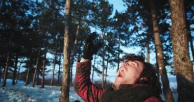 Tek başına seyahat zaman zevk karizmatik bir adam komik anları yakalayan bazı video yapmak için kamera almak