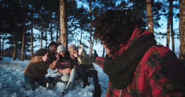 Μια ομάδα φίλων που απολαμβάνουν το χρόνο μαζί στη μέση του χιονισμένο δάσος πολύ ενθουσιασμένοι που έχουν μια καλή στιγμή στη φύση — Αρχείο Βίντεο