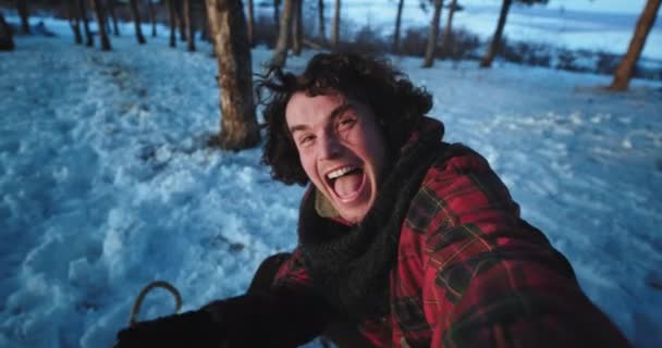 Un grande sorriso uomo molto carismatico turista prendere una macchina fotografica e fare un video divertente molto eccitato viaggia da solo in un periodo invernale in mezzo alla foresta è molto entusiasta — Video Stock