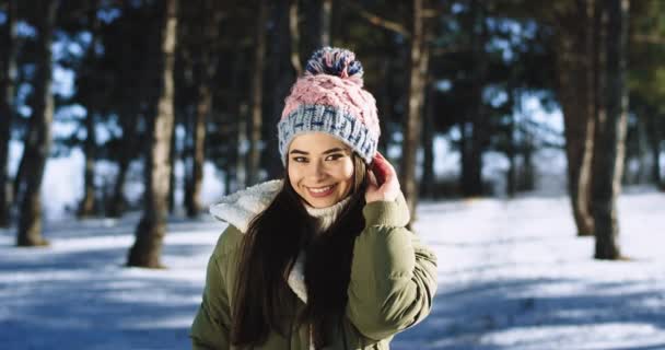 Bella signora con un bel cappello in mezzo al ritratto della foresta sorridente grande davanti alla telecamera — Video Stock