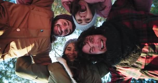 Amigos muy carismáticos en el círculo hacen caras graciosas delante de la cámara en medio del día de invierno — Vídeos de Stock