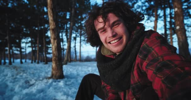 冬の間、観光客だけが自分をキャプチャし、雪の森を旅しながら瞬間を楽しんで彼のカメラでビデオを作ります — ストック動画