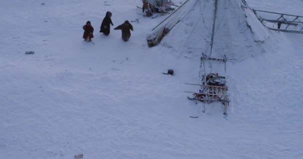 Mooie opname van de kindertijd van kinderen uit Siberië gelukkig spelen buiten het yurts kamp, het dragen van kleren van bont. 4k — Stockvideo