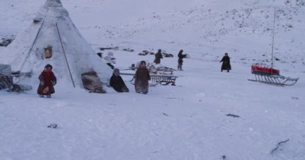 Grandes yurts acampar pessoas trabalhando e crianças brincando fora das yurts passar um bom dia juntos — Vídeo de Stock