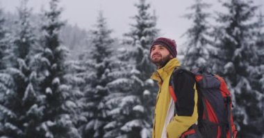 Sert bir kış günü mutlu ve hevesli turist hissi karlı ormanın ortasında o kırmızı bir şapka giyiyor heyecanlı, kar zevk