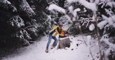 Tek başına seyahat karlı orman turist adamın ortasında bir mola onun termos bazı sıcak çay dökme ve çevresindeki görünümü zevk var