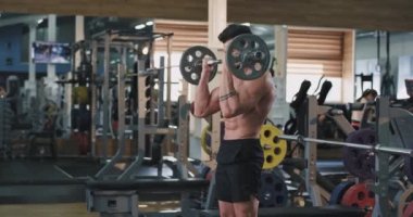 Büyük jimnastik sınıfı atletik adam fitness onun pazı kasları gelişimi için egzersizyapmak