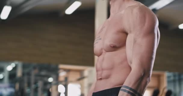 Davanti per i dettagli della fotocamera di un esercizio di bodybuilding uomo con un peso il muscolo bicipite ha lavorato concentrato per sviluppare il muscolo — Video Stock