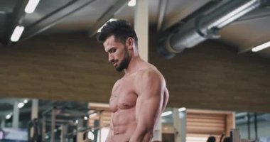 Büyük bir spor spor salonu atletik adam onun pazı kasları için egzersiz ağırlıkları kaldırma çok o çok çalışıyor konsantre