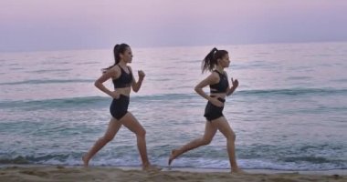 Deniz manzaralı manzara birlikte an zevk sabah plajda çalışan iki bayan