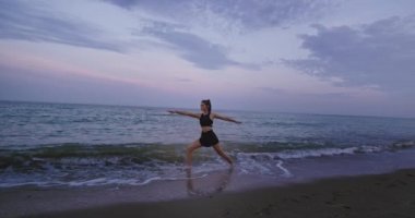 Sabah ları vücudu geren suda plaj kenarında yoga yapan doğada sağlıklı yaşam tarzı konsepti