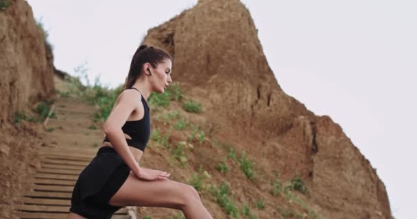 Porträtt vacker dam Stretching benen har ett träningspass utanför på morgonen, hälsosam livsstil Concept — Stockvideo