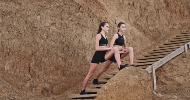 Twee aantrekkelijke jonge vrouwen hebben een training in de ochtend samen oefeningen hard hebben een gezonde levensstijl — Stockvideo