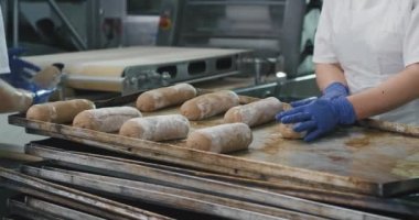 Fırın makinesinde ekmek pişirmek için hamur parçaları oluşturan mutfak fırıncı fırıncılık fırını gıda fabrikası detayları