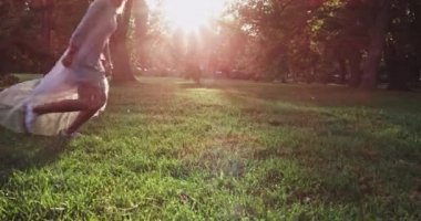 Yeşil çimenler arasında çalışan ayrıntılar, rahat bir şık elbise var