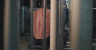 Modern bir spor salonunda kaslı adam onun triceps için egzersizler yapıyor çok çalışma konsantre