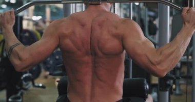 Onun triceps kasları konsantre üzerinde çalışan jimnastik sınıfı üzerinde çok çalışan iyi görünümlü adam