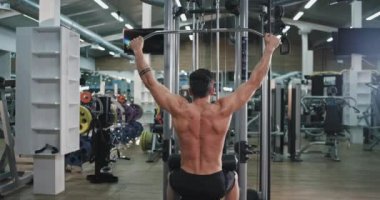 Spor salonunda çalışkan adam onun triceps kasları üzerinde egzersiz yapıyor spor salonu üzerinde çalışan mükemmel bir kas vücut ile konsantre