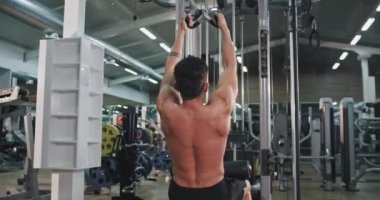 Spor salonunda sert egzersiz genç atletik adam ağırlıkları kaldırarak iyi çalışma konsantre