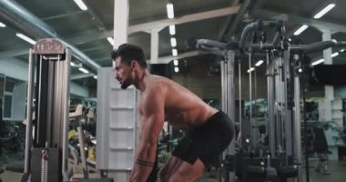 Jimnastik sınıfında karizmatik bir adam onun kas sert yapmak ağırlıkları kaldırma konsantre