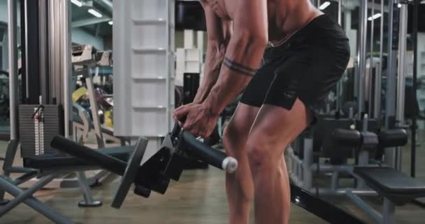 Идеальное мышечное тело у молодого парня тренировка в современном спортзале — стоковое видео
