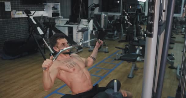 Fiatal testépítő férfi koncentrált dolgozik tornaterem osztály emelési súlyok fejlesztése a ABS izom — Stock videók