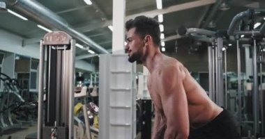 Jimnastik sınıfı nda zor egzersiz günü closeup mükemmel görünümlü adam ağırlıkkaldırma , yüzünde transpirasyon