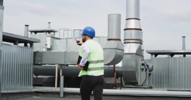 Bina adam mühendis veya mimar dans üstüne Modern şantiye çok heyecanlı ve komik kamera önünde bir istihkak ve bina planı tablet tutan