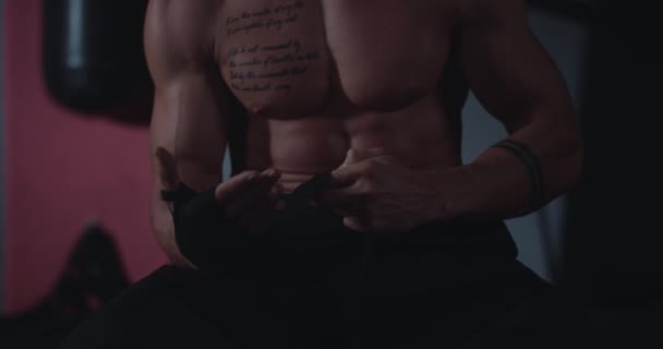 Details Nahaufnahme Bodybuilding-Konzept Kerl wickelt seine Hände mit einem professionellen Verband Vorbereitung auf das Training in der Turnstunde — Stockvideo